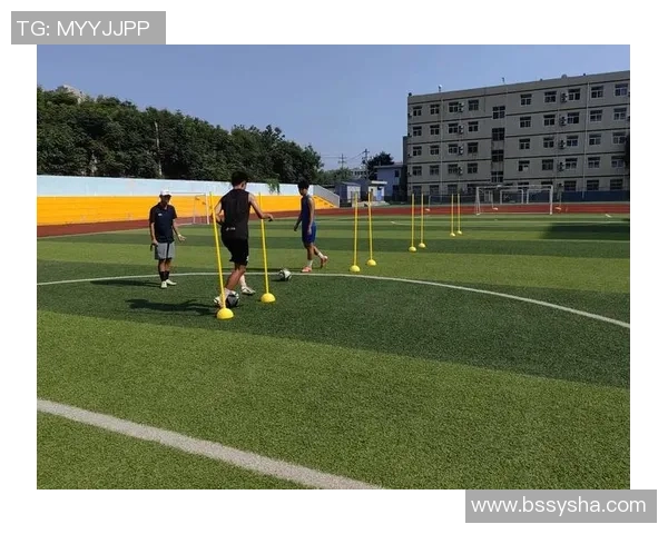 足球踢球吗如何选择适合自己的足球训练方式与技巧提升方法